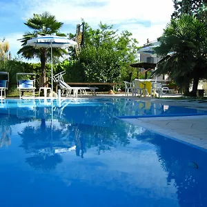 Boomerang - Check-in & Meals In Front At Sporting Hotel